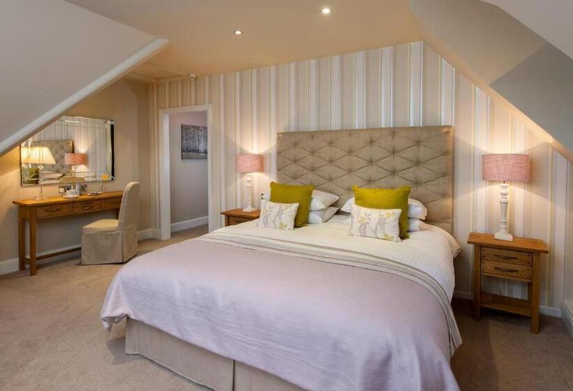 Отель The Manor Elstree