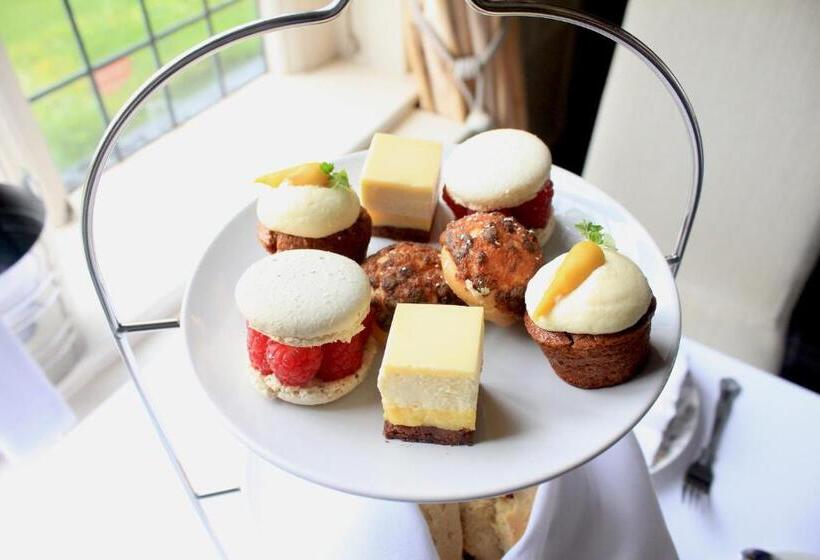 Отель The Manor Elstree