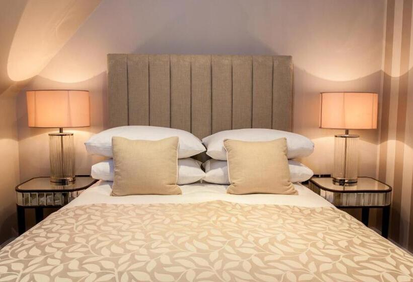 Отель The Manor Elstree