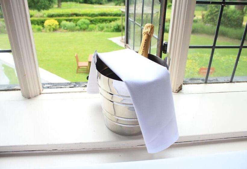 Отель The Manor Elstree