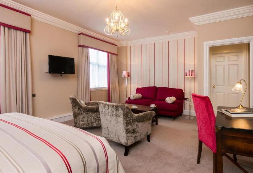 Отель The Manor Elstree