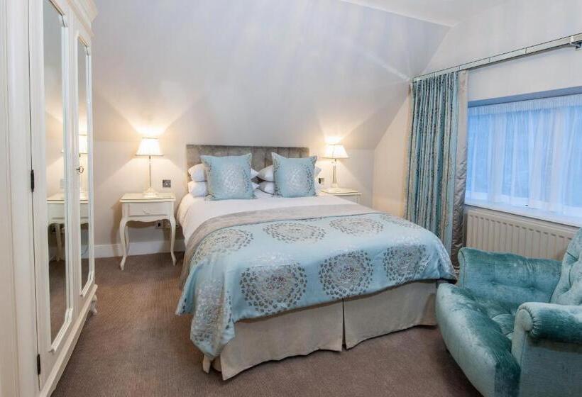 Отель The Manor Elstree