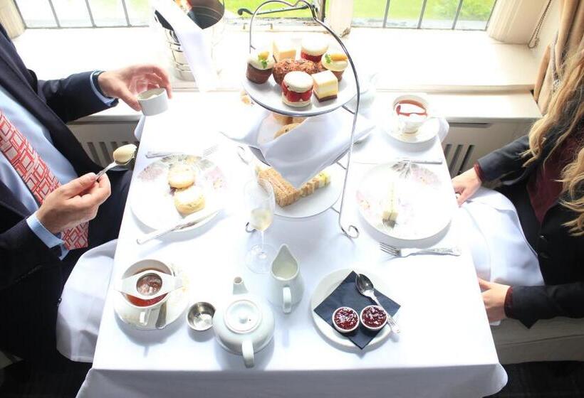 Отель The Manor Elstree