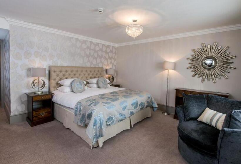 Отель The Manor Elstree