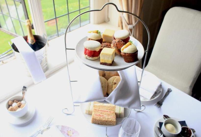 Отель The Manor Elstree