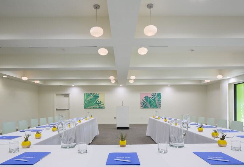 Отель The Saguaro Palm Springs