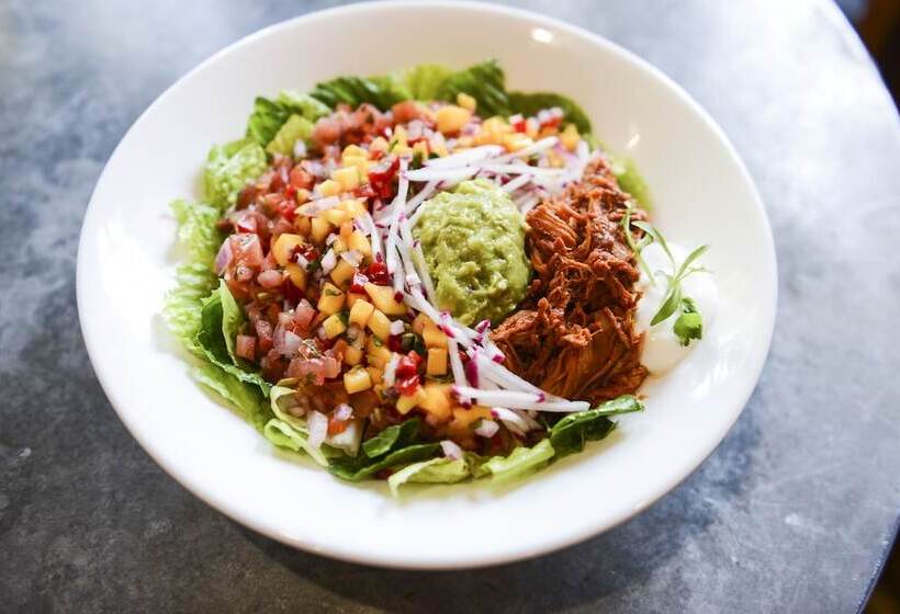 Отель The Saguaro Palm Springs