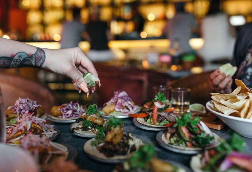 Отель The Saguaro Palm Springs