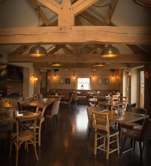 호텔 Three Horseshoes Country Inn