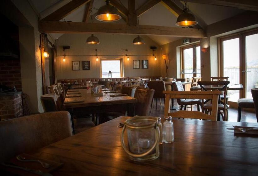 호텔 Three Horseshoes Country Inn