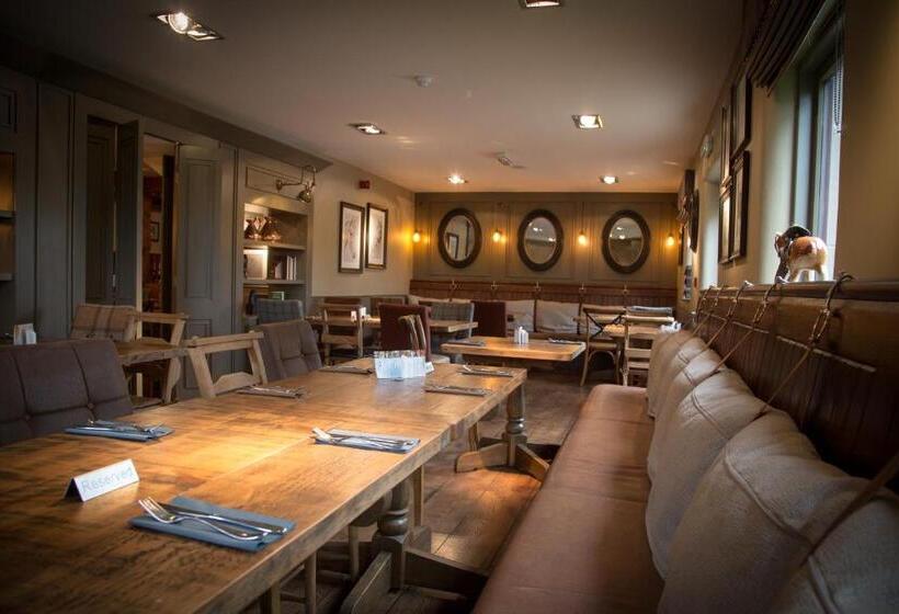 호텔 Three Horseshoes Country Inn