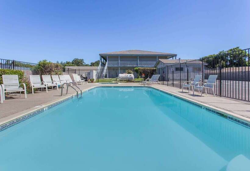 فندق Travelodge By Wyndham Clearlake