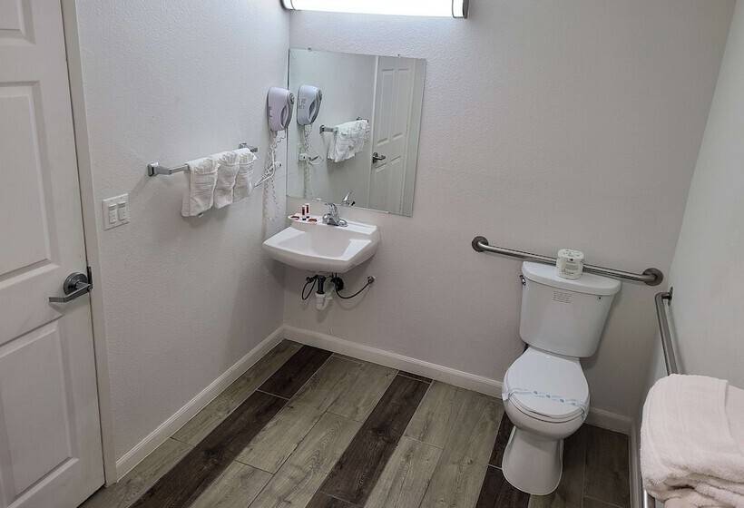 فندق Travelodge By Wyndham Clearlake