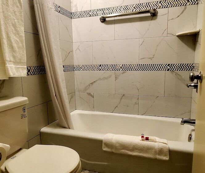 فندق Triplodge Of Santa Clarita