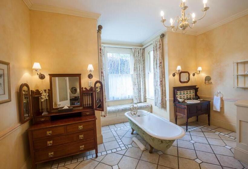 هتل Hacklewood Hill Country House