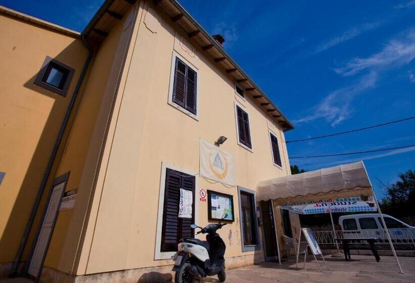 בית מלון כפרי Hi Hostel Pula
