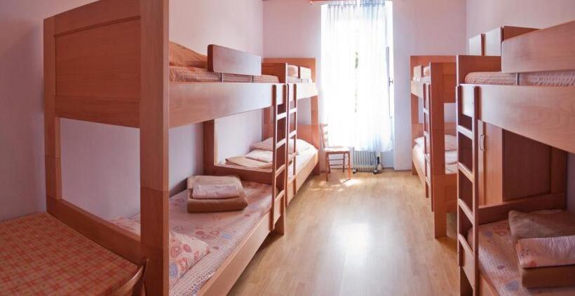 בית מלון כפרי Hi Hostel Pula