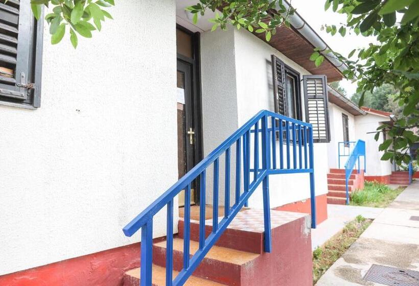 בית מלון כפרי Hi Hostel Pula