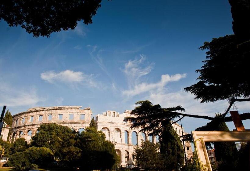 בית מלון כפרי Hi Hostel Pula