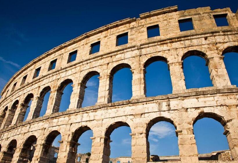 בית מלון כפרי Hi Hostel Pula