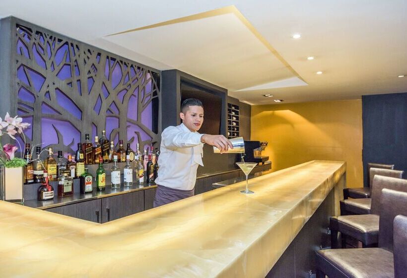 ホテル NH Collection Quito Royal