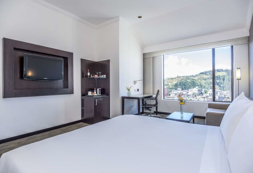 ホテル NH Collection Quito Royal