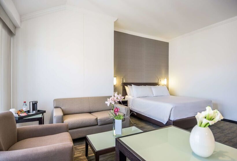 ホテル NH Collection Quito Royal