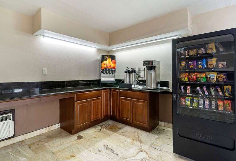 בית מלון כפרי Rodeway Inn Clearwaterdunedin