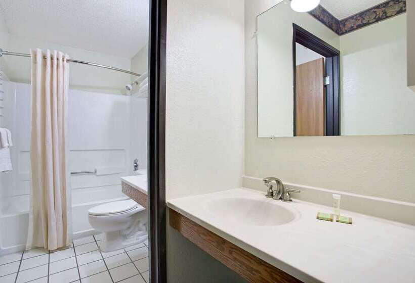 فندق Super 8 By Wyndham Clearwater/st. Petersburg Airport