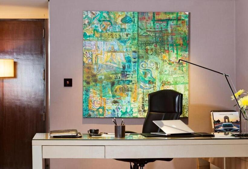 هتل Taj Lands End