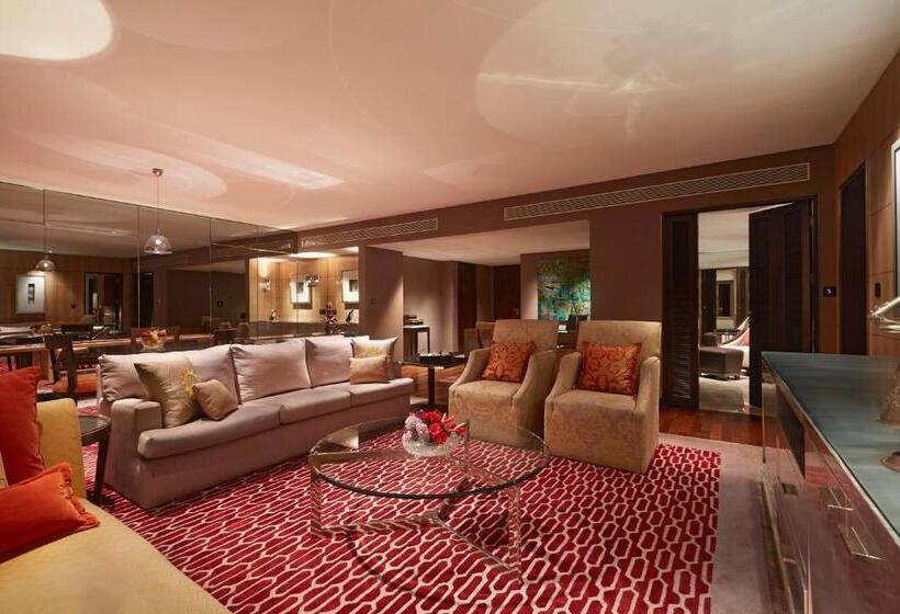 هتل Taj Lands End