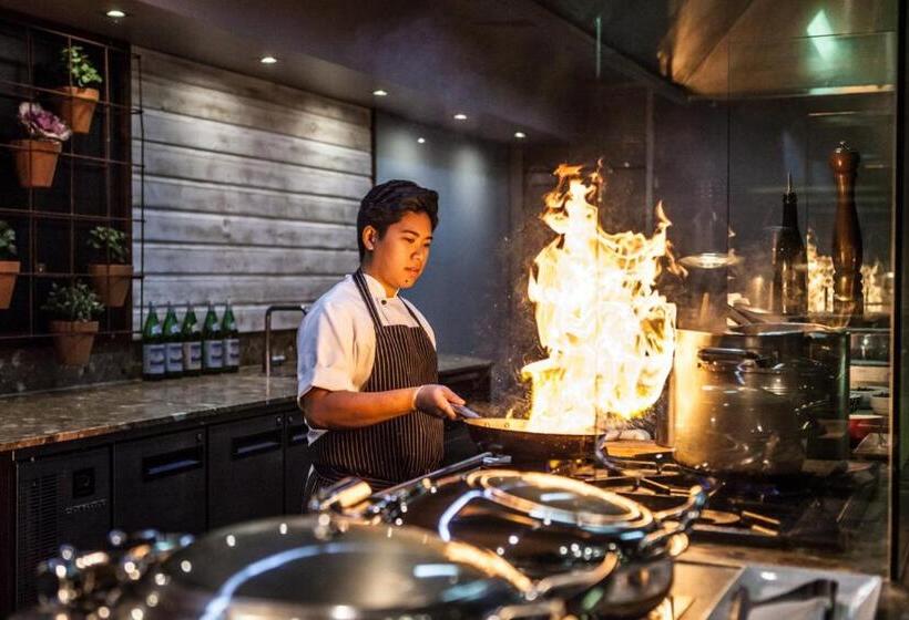 Отель Voco Gold Coast, An Ihg