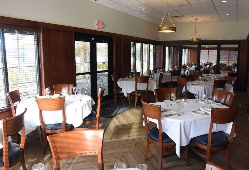 هتل Wyndham Moline On John Deere Commons