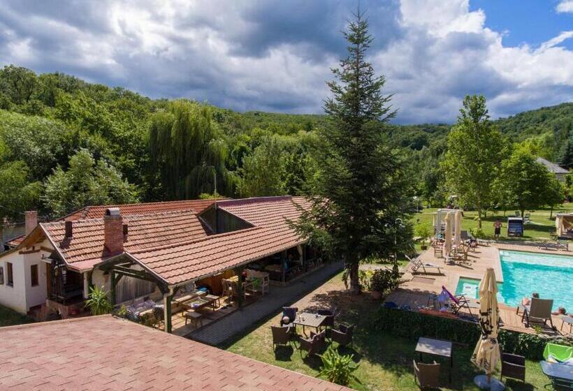 Nomad Hotel & Glamping