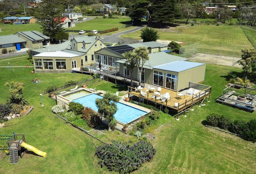 Diamond Island Resort & Bicheno Penguin Show