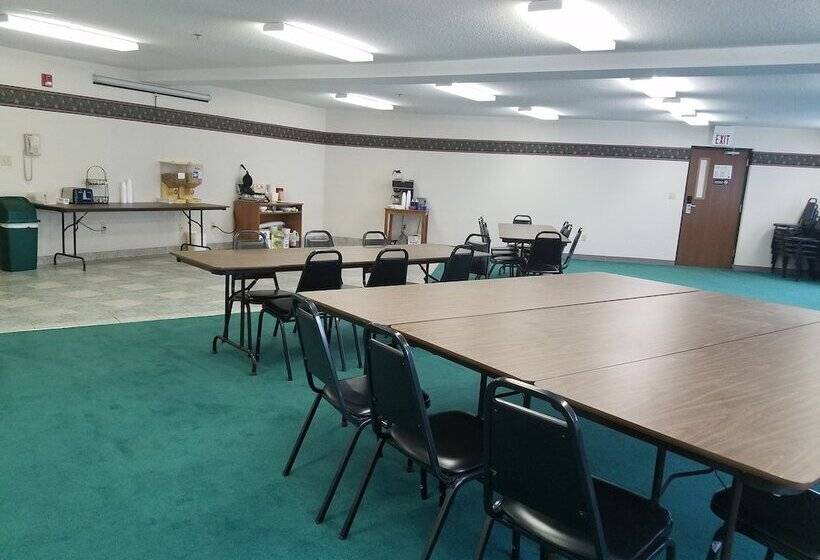 فندق Americas Best Value Inn Tahquamenon Country