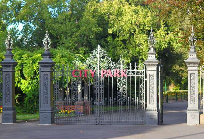 ホテル Balmoral On York