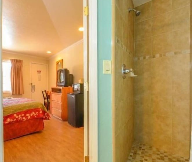 Отель Bay Front Inn