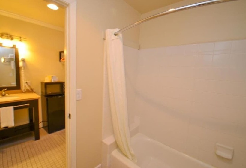 Отель Bay Front Inn