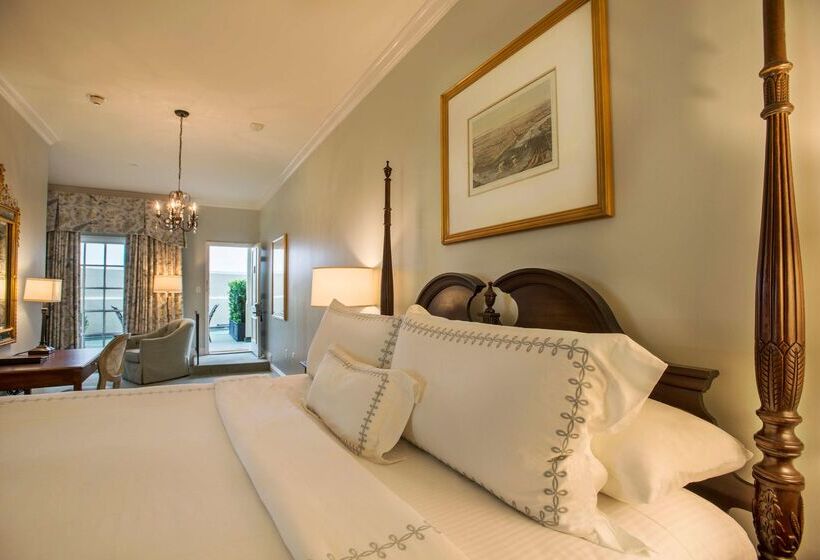 هتل Bienville House