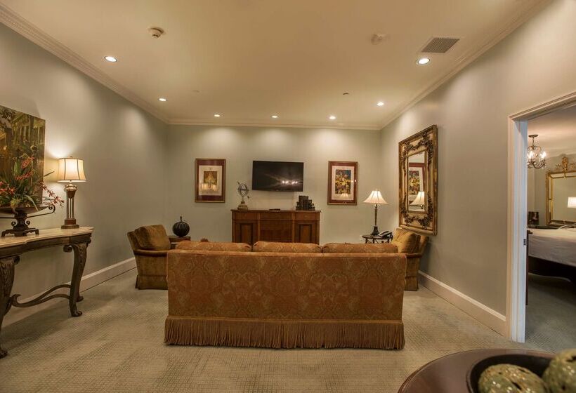 هتل Bienville House