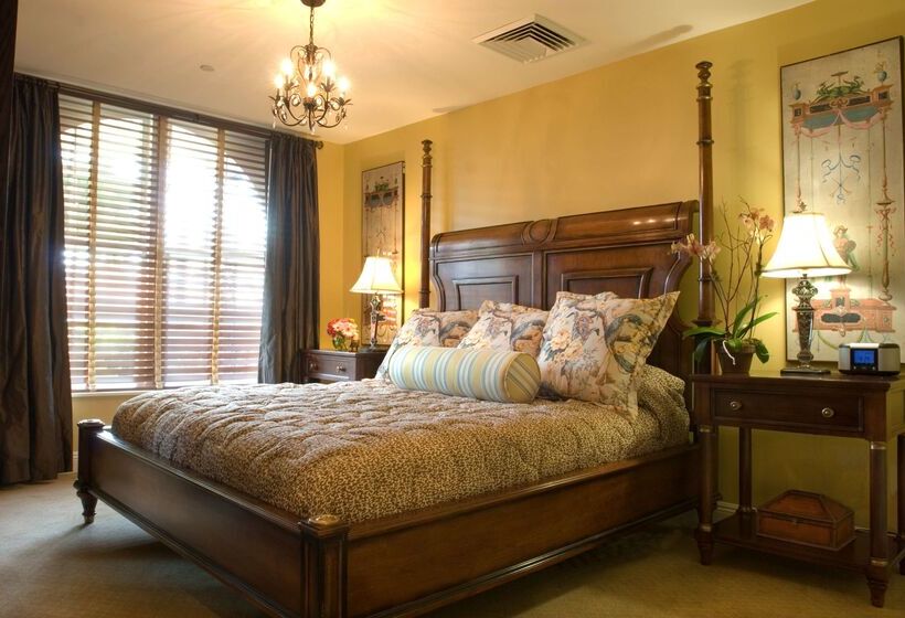 هتل Bienville House