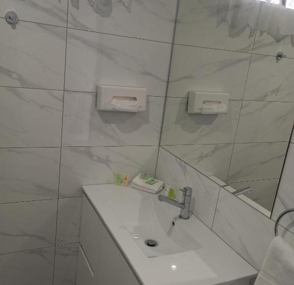 هتل Big Valley Lakeside Paradise Motor Inn