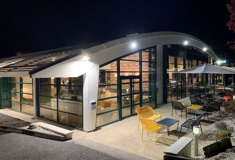 Отель Campanile Poitiers  Site Du Futuroscope