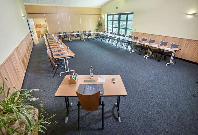 Отель Campanile Poitiers  Site Du Futuroscope