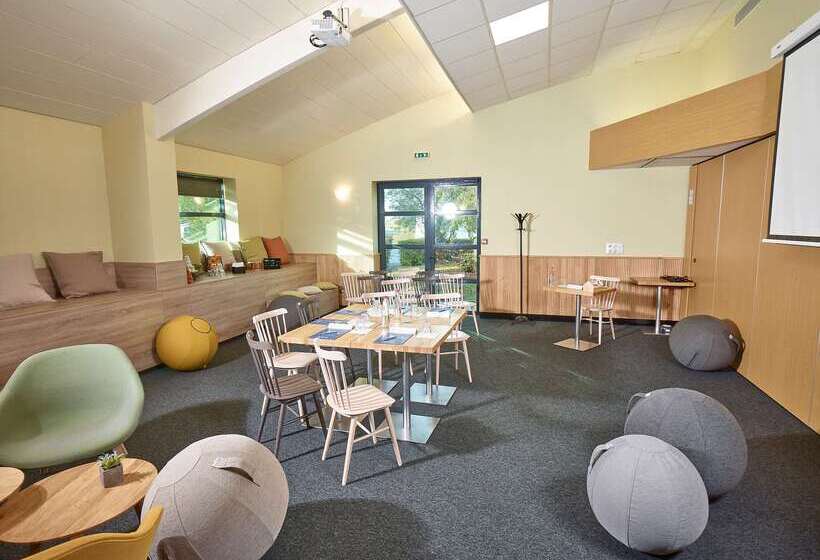 Отель Campanile Poitiers  Site Du Futuroscope