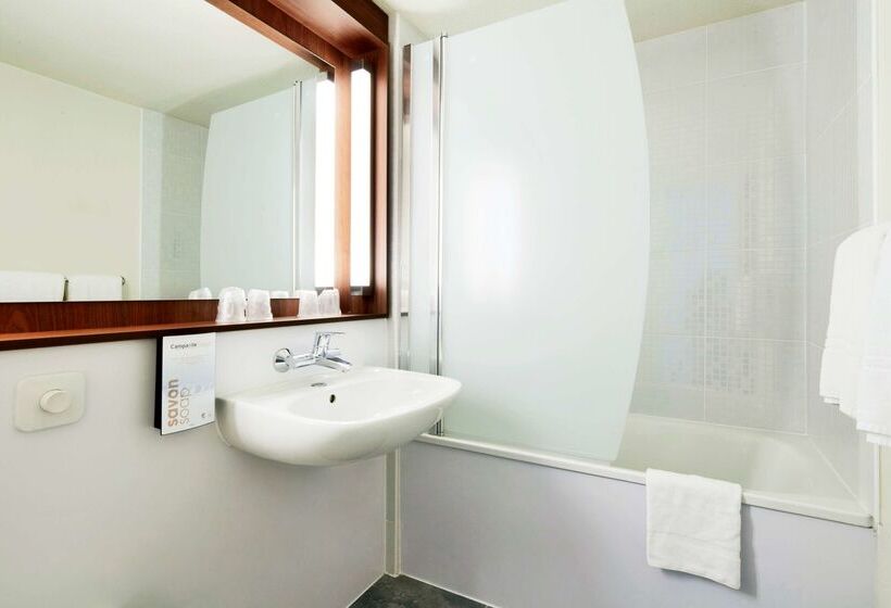 Отель Campanile Poitiers  Site Du Futuroscope