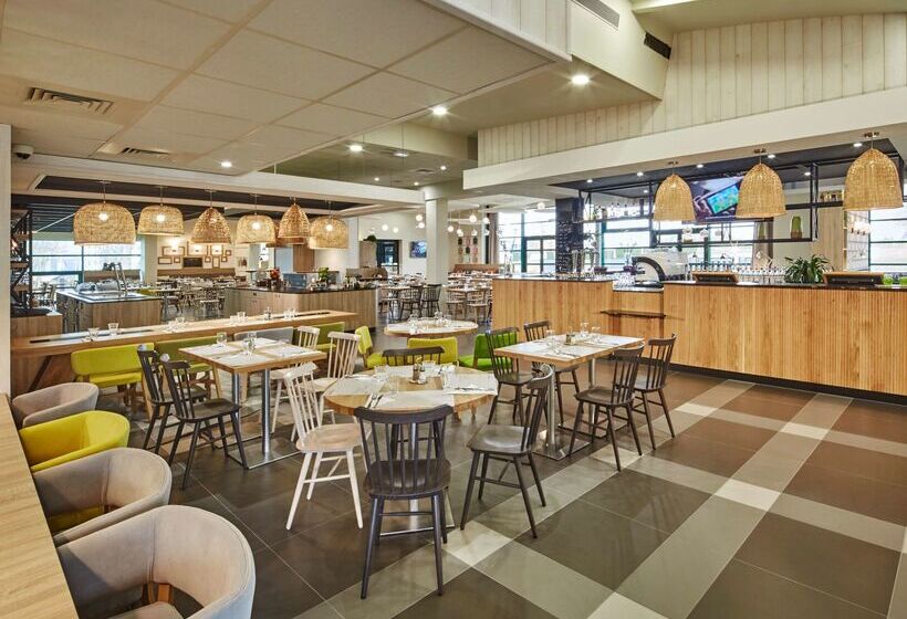 Отель Campanile Poitiers  Site Du Futuroscope