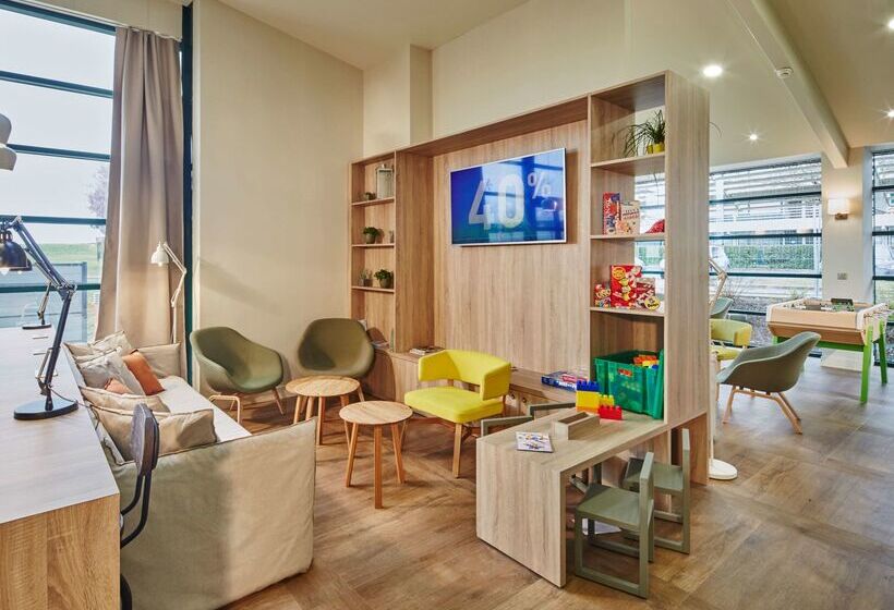 Отель Campanile Poitiers  Site Du Futuroscope