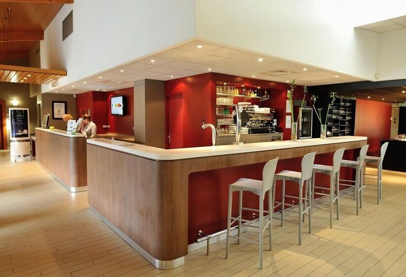 Отель Campanile Poitiers  Site Du Futuroscope